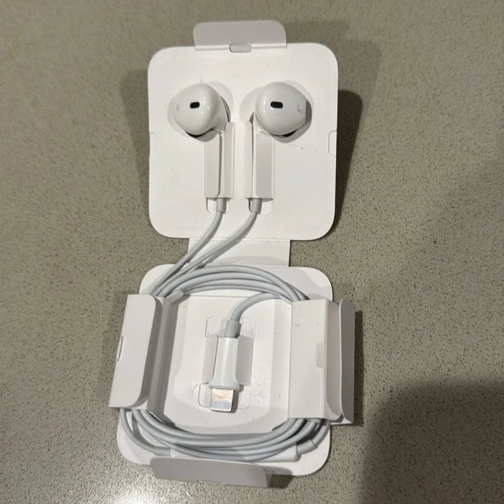 Apple wired earpods with lightning connector